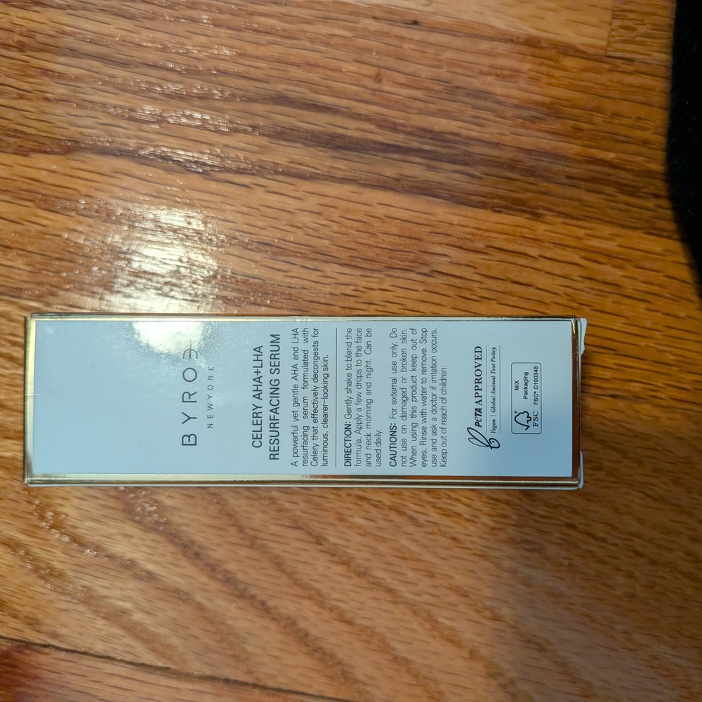 ROE Celery AHA + HA Resurfacing Serum - Elegant White and Gold - Picture 2 of 4